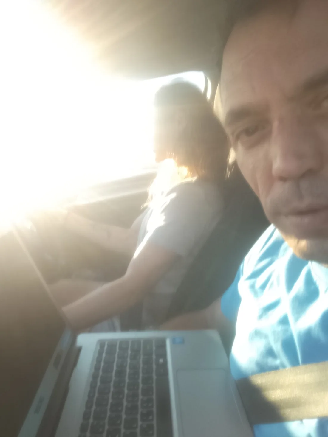 Zdjęcie z laptopem wykonane podczas podróży, symbol początku codziennej pracy nad projektami